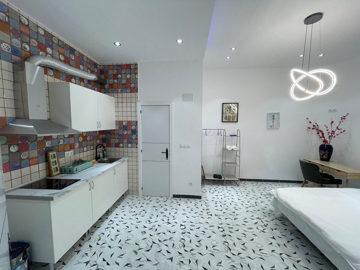 Successful Airbnb property: (1) studio with bathroom and kitchen in Usera