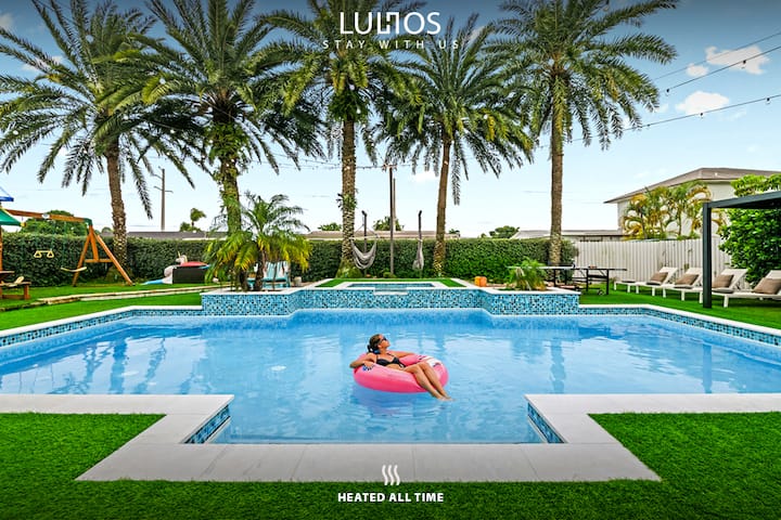 Luxury Mansion W/ Pool_jacuzzi & Amazing Backyard - Miami Gardens, FL