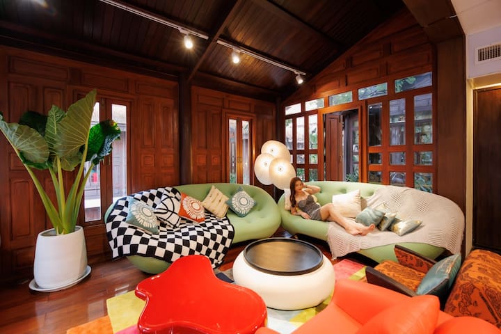 V13 无与伦比的美丽 BTS city pool gallery image 5