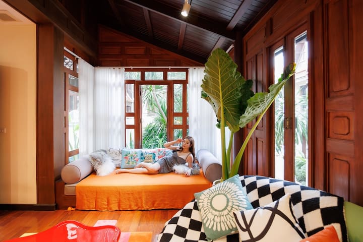 V13 无与伦比的美丽 BTS city pool gallery image 4