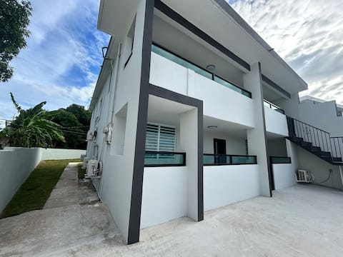 Modern home-20 guest max- solar panels-