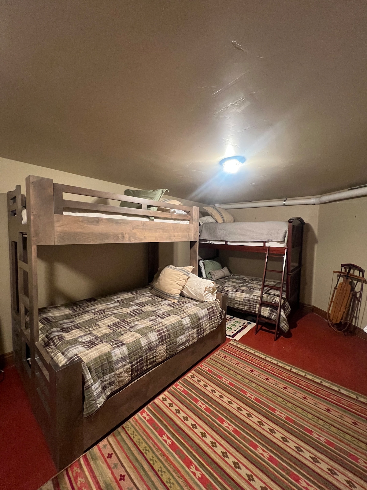 חדר קומתיים - נהדר לילדים או מרחב שינה שעולה על גדותיו.