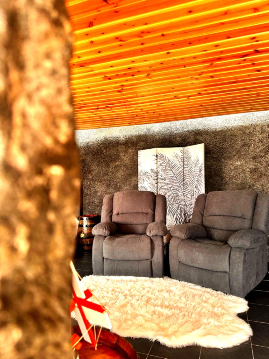 O seu refúgio privado com vistas deslumbrantes e elegância limpa e minimalista.