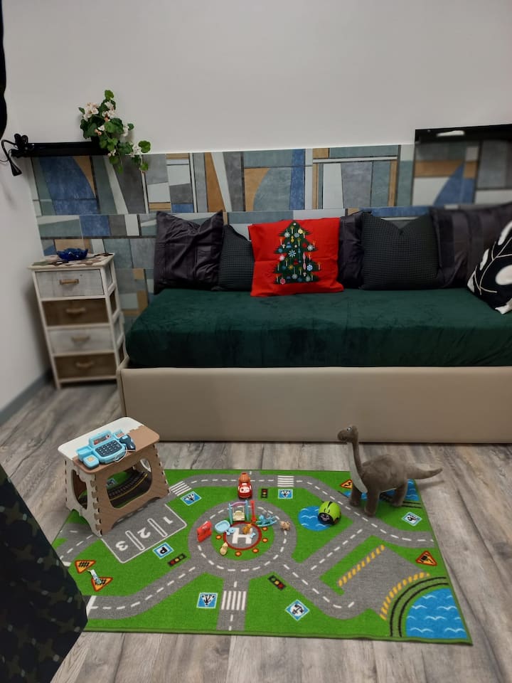 Dnevni boravak koji se može pretvoriti u prostor s 1 ili 2 udobna jednostruka kreveta 