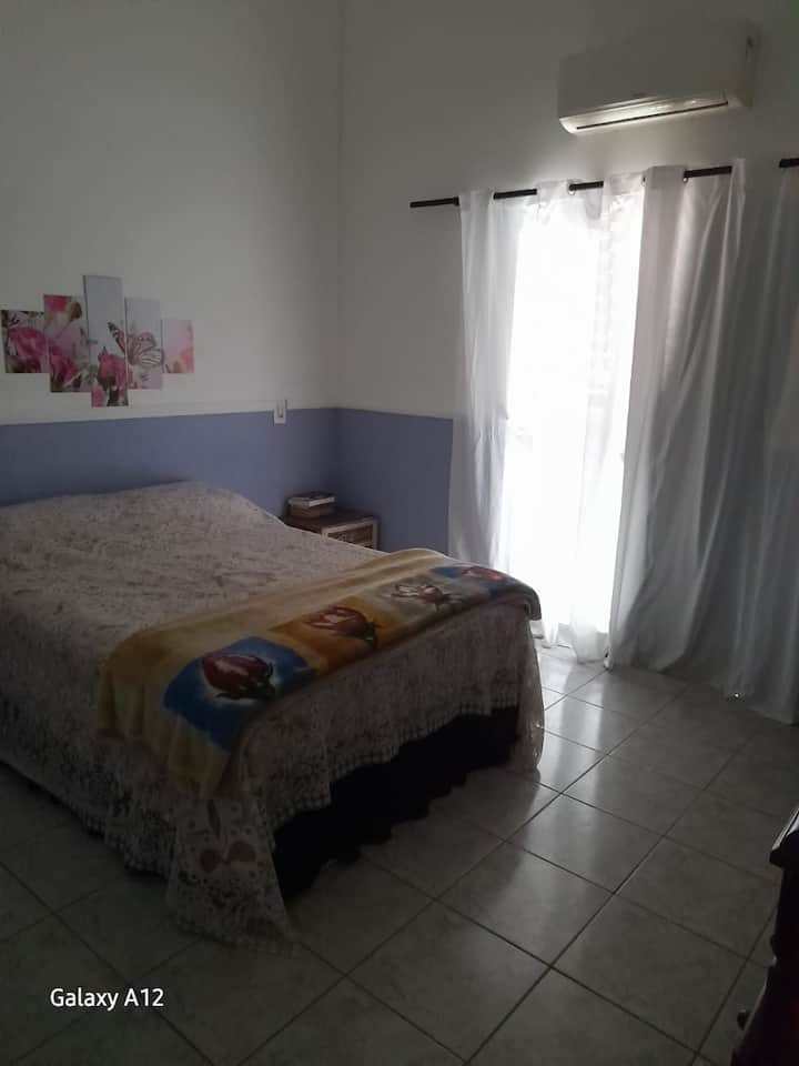 Chumba chenye nafasi kubwa na chenye hewa safi.