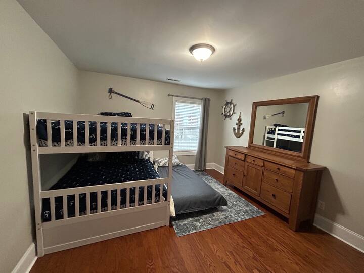 ベッド3台（フルサイズ2台とツイン2台）を備えた子供部屋で、誰もが寝ることができます。ご滞在中にお読みいただける子供向けの本がたくさんある本棚が含まれています。 