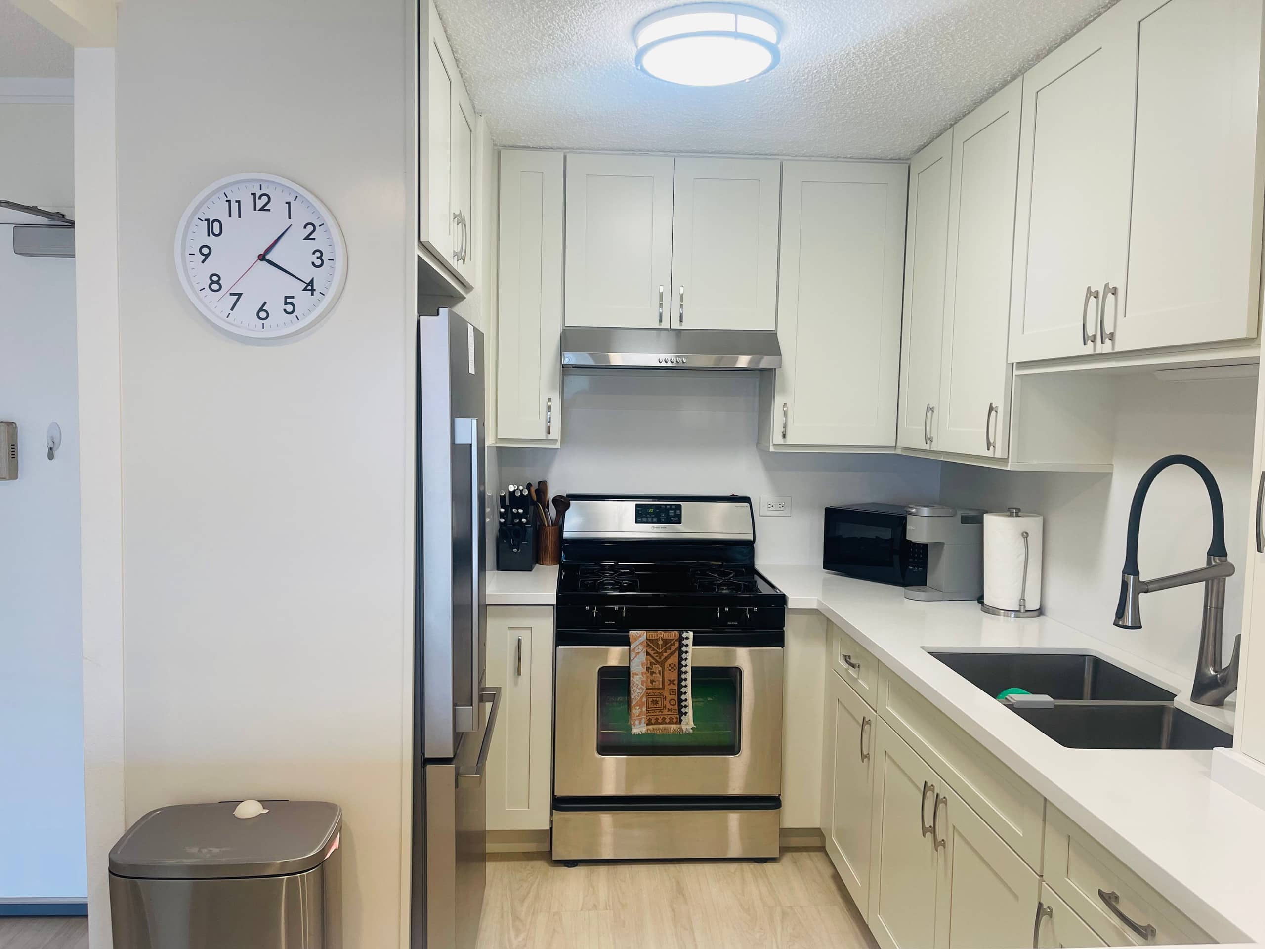 Steps to Waikiki Beach: 2BR with Free Parking - Image 11