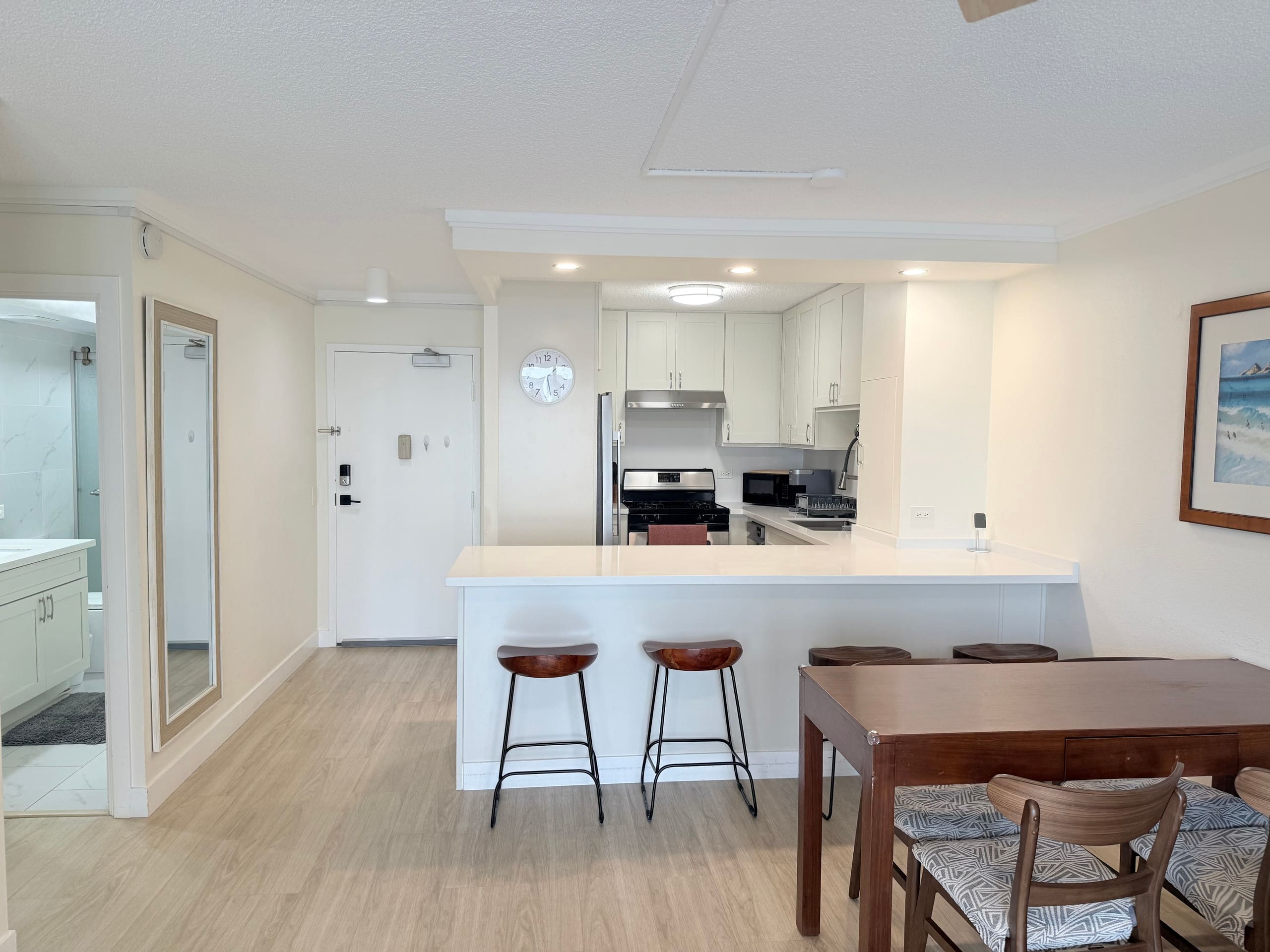Steps to Waikiki Beach: 2BR with Free Parking - Image 5