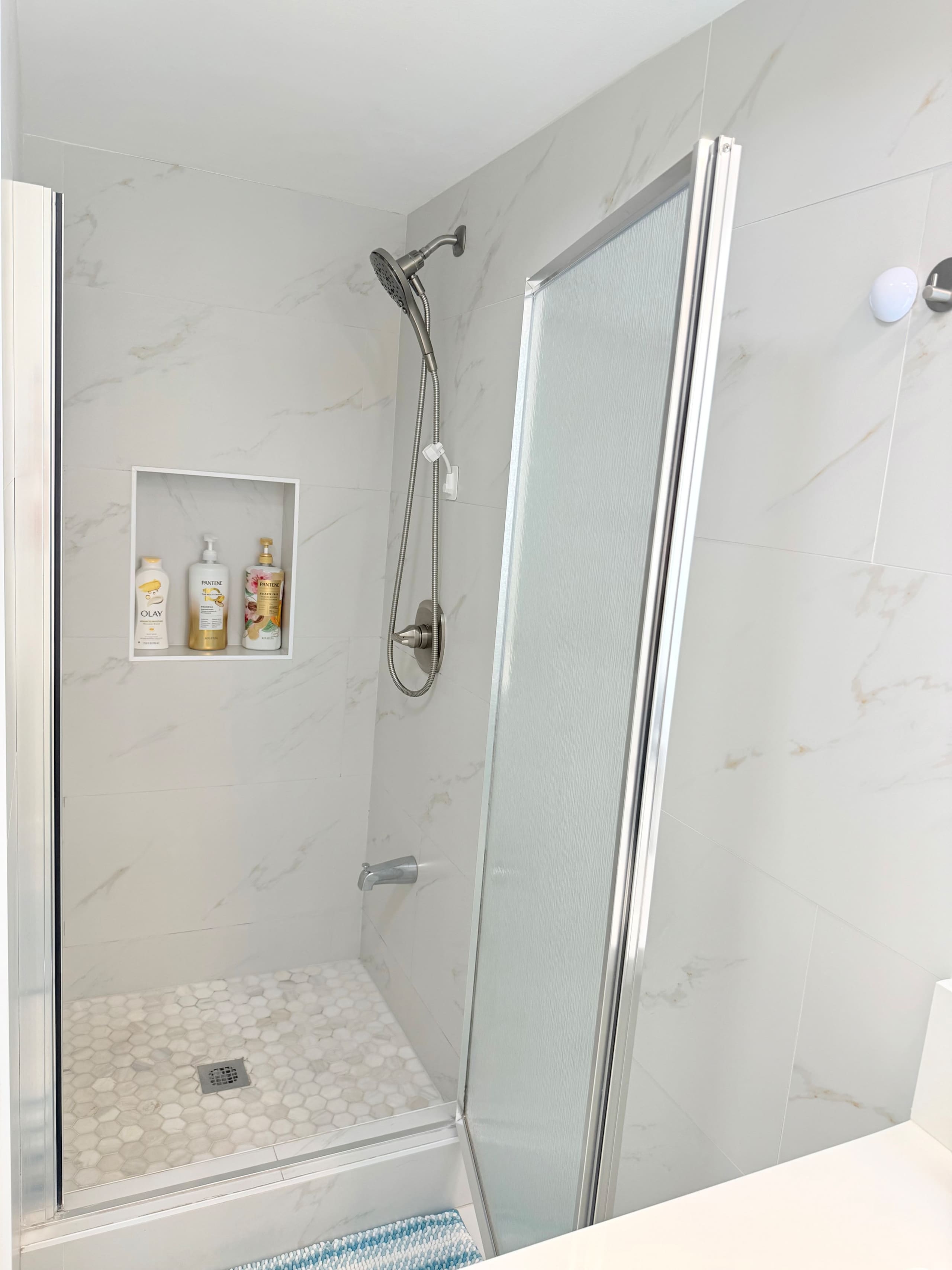 Steps to Waikiki Beach: 2BR with Free Parking - Image 33
