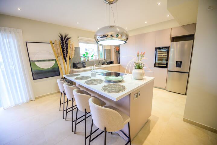 Luxury 2BR Acropolis View • 1 Min Walk from Metro gallery image 5