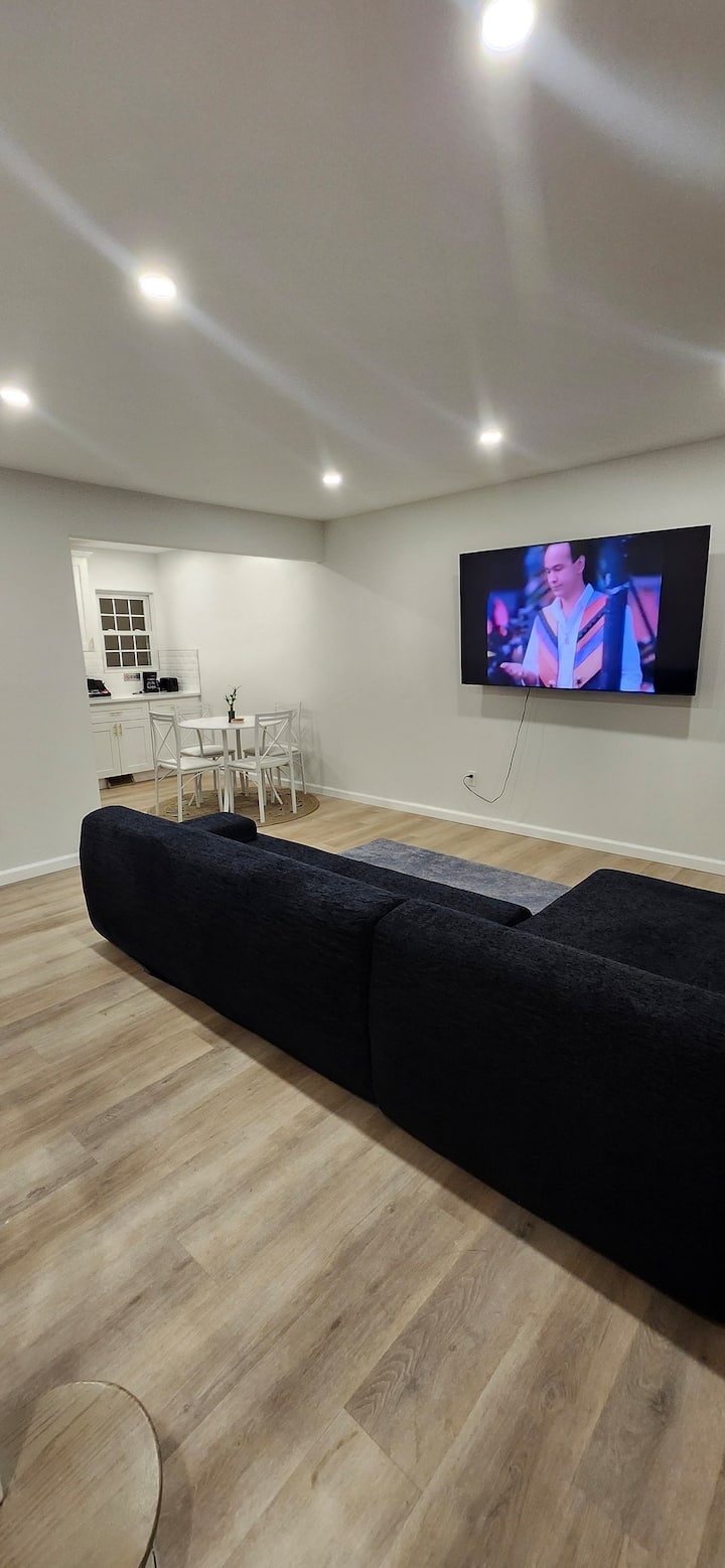 Modern Room's - Mineola, NY