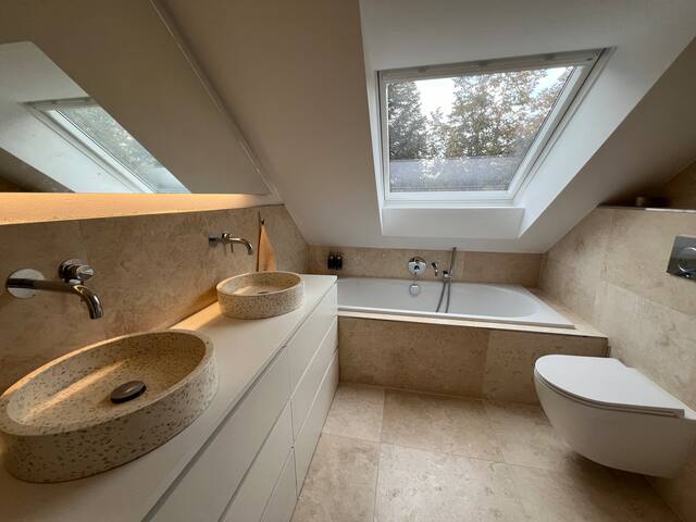 Modern Cozy Penthouse Close to the Palace gallery image 5