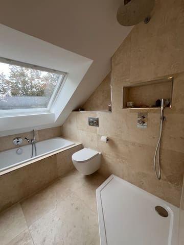 Modern Cozy Penthouse Close to the Palace gallery image 2