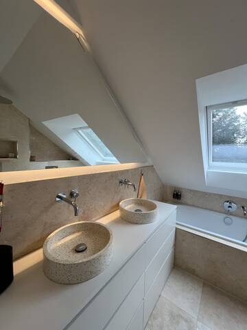 Modern Cozy Penthouse Close to the Palace gallery image 4