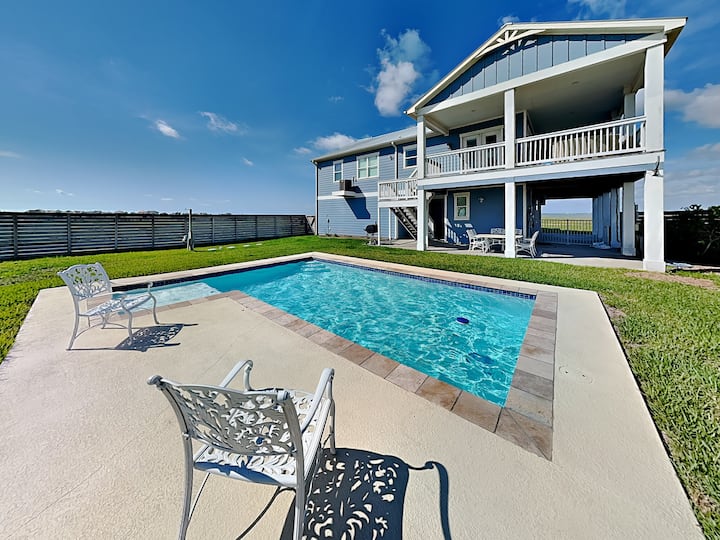 Salty Sunrise | Bayfront Views + Private Pool - Bayside, TX