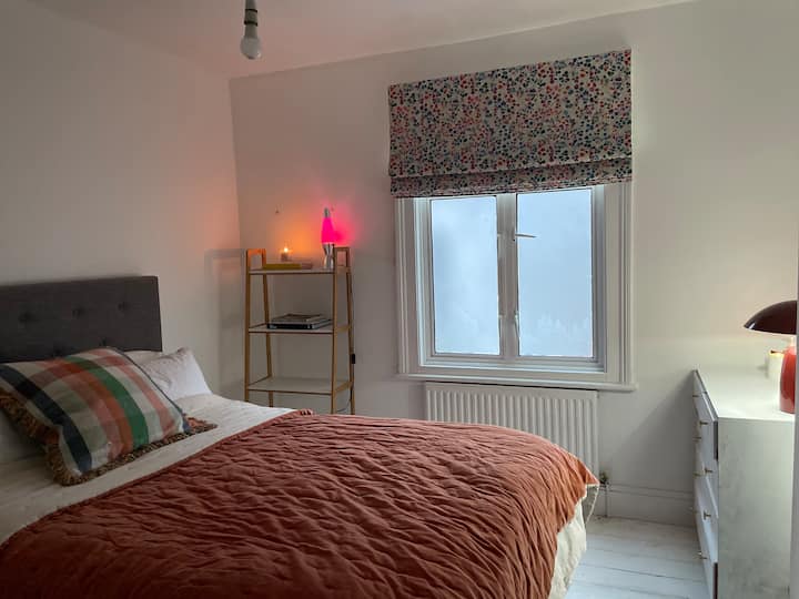 ห้องนอนใหญ่มีเตียงขนาดคิงไซส์ตู้เสื้อผ้าและลิ้นชัก 