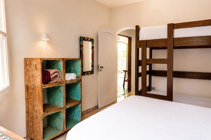 Una habitación cómoda y bien ventilada, ideal para descansar después de un día en la playa o de hacer turismo en la isla. Un entorno sencillo y acogedor preparado para recibir a los huéspedes con comodidad.