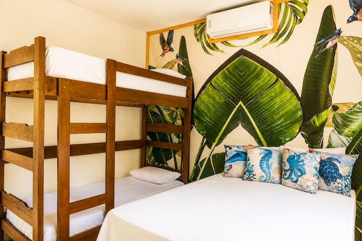 Chambre confortable et bien ventilée, idéale pour se reposer après une journée à la plage ou à visiter l'île. Simple, cosy et prêt à accueillir les voyageurs dans le confort.