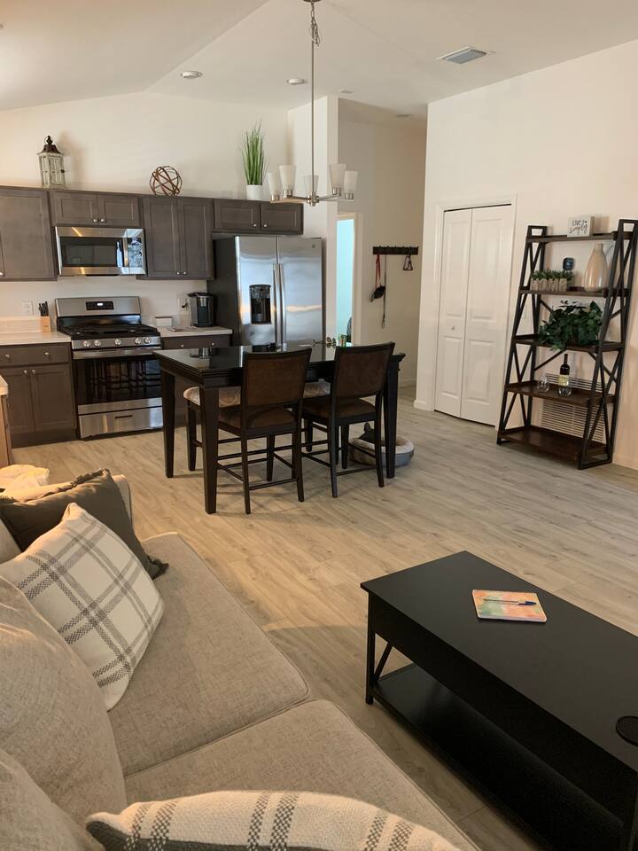 ห้องนั่งเล่นแบบเปิดโล่งห้องทานอาหารและห้องครัว 