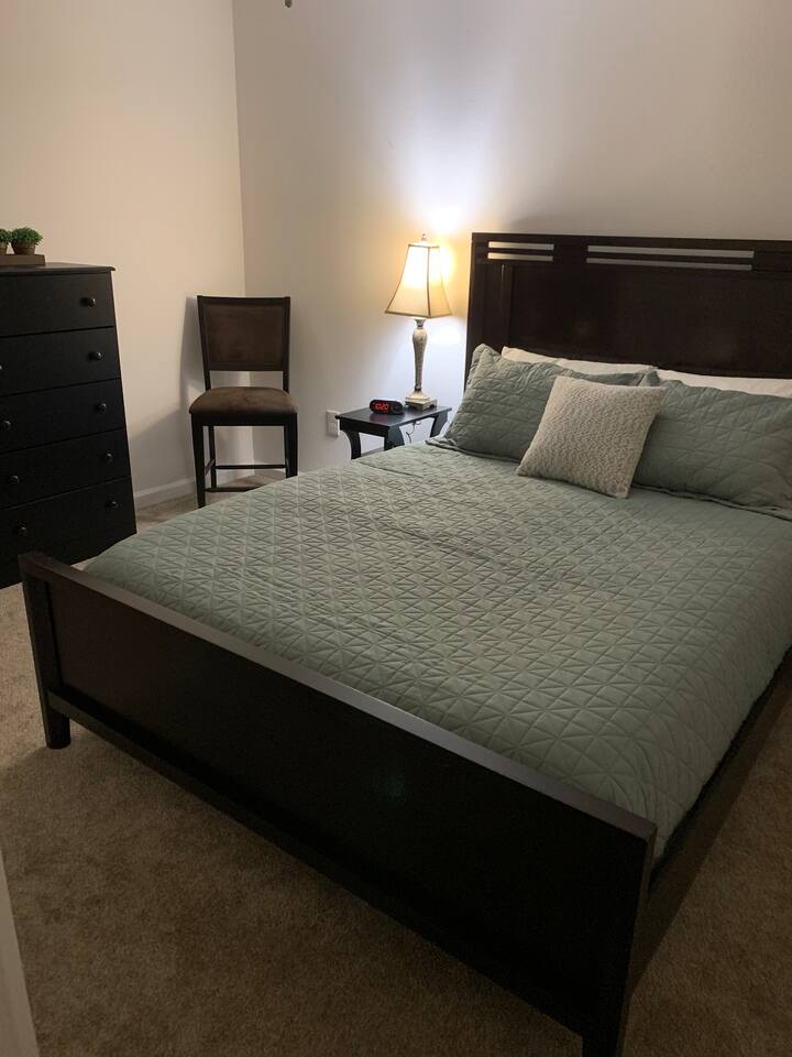 เตียงควีนไซส์สำนักงานโต๊ะข้างเตียงพร้อมช่องชาร์จและปลั๊กไฟโคมไฟข้างเตียง