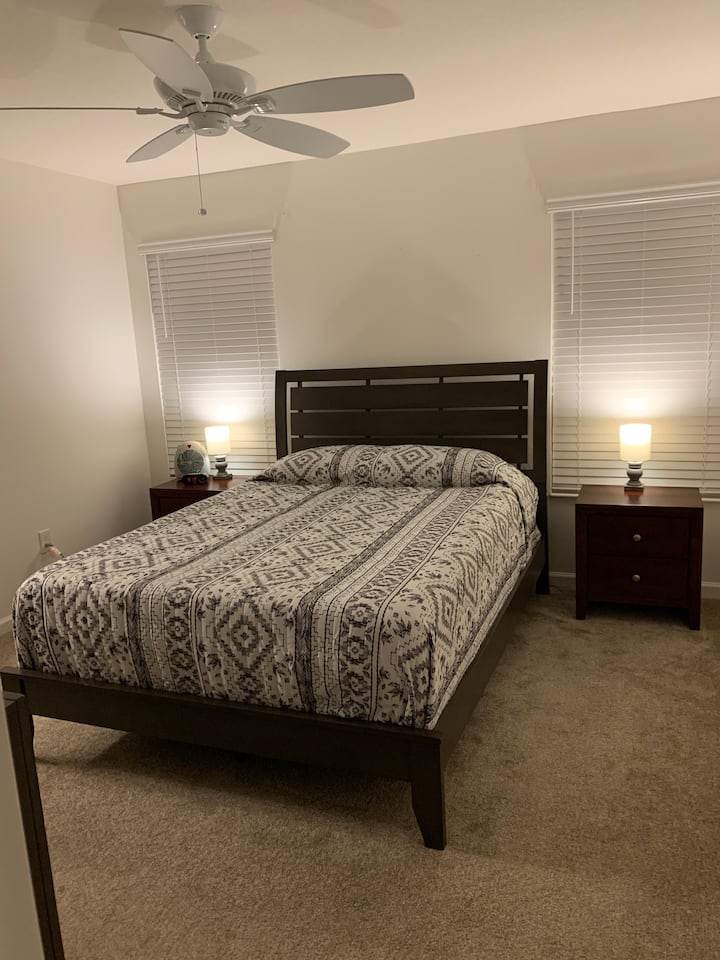 ห้องนอนใหญ่พร้อมเตียงควีนไซส์ที่นอนเมมโมรี่โฟมสำนักงานขนาดใหญ่โต๊ะข้างเตียงพร้อมโคมไฟพัดลม