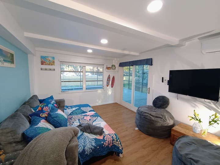 Mag‑surf, maglaro kasama ang mga kaibigan, at mag‑enjoy sa pool. Puwede ka ring magpahinga at mag‑relax sa komportableng sofa na nagiging queen‑size na higaan. May mga French door na
maglagay ng mga kurtina at kandado para sa higit na privacy