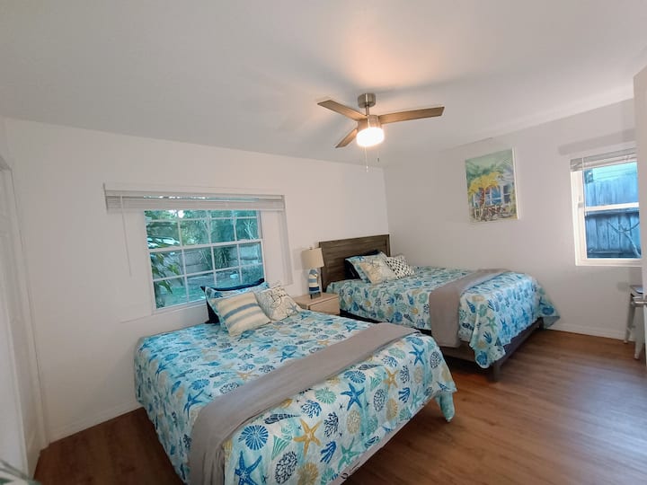 Táto priestranná hlavná spálňa je plná svetlej a plážovej atmosféry,ako aj dvoch super pohodlných manželských postelí.