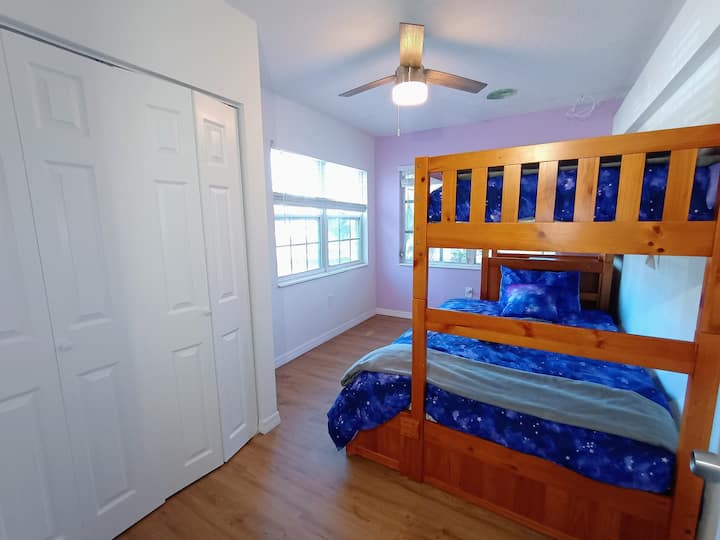 Bunk bed Maraming gamit at masaya, masayang dekorasyong starscape...perpekto para sa mga kaibigan, bata, o naglalakbay nang mag-isa. May tanawin ng pool ang kuwartong ito at may cherry wood na bunk bed na may twin bed sa itaas at full bed sa ibaba, at pull out trundle single mattress