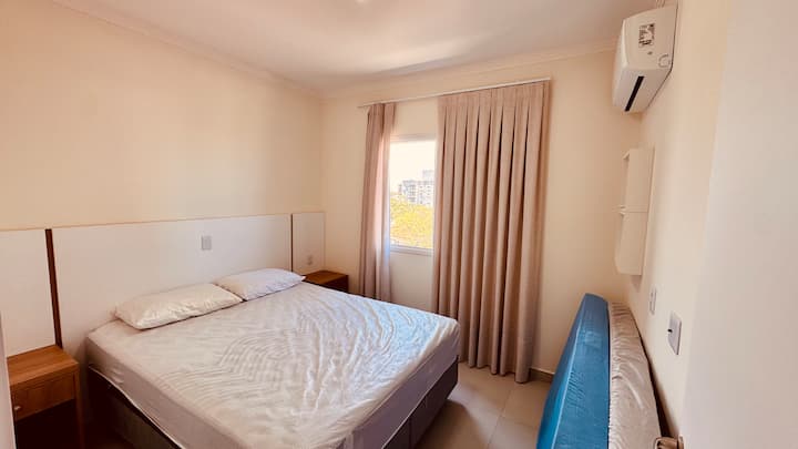 Cama doble con 1
Colchón individual adicional, aire acondicionado y vista al mar. 