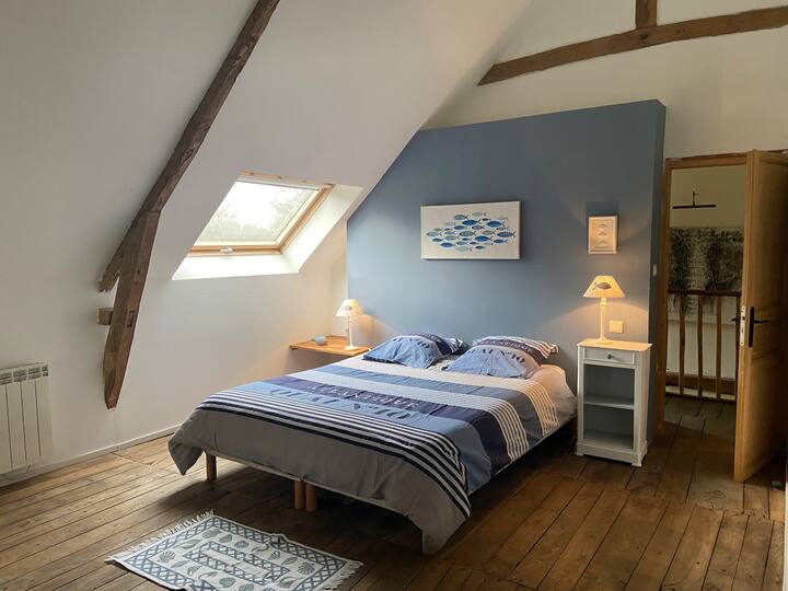 ห้องนอนใหญ่พร้อมเตียงขนาด 160 ซม. และห้องน้ำในตัวพร้อมฝักบัวและอ่างอาบน้ำ 