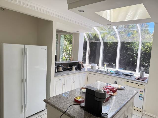 Absolutely Stunning White House Luxury Retreat gallery image 5