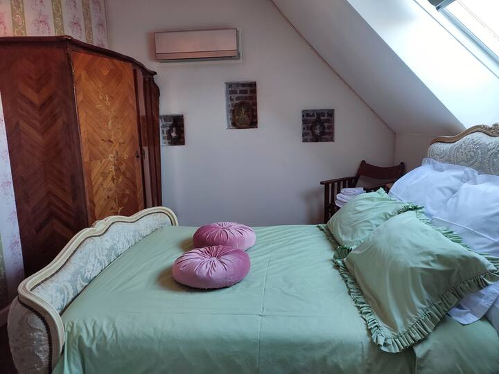 غرفة رومانسية من القرن الثامن عشر،  "Les Liaisons Dangereuse" ، مع سرير 140 × 190