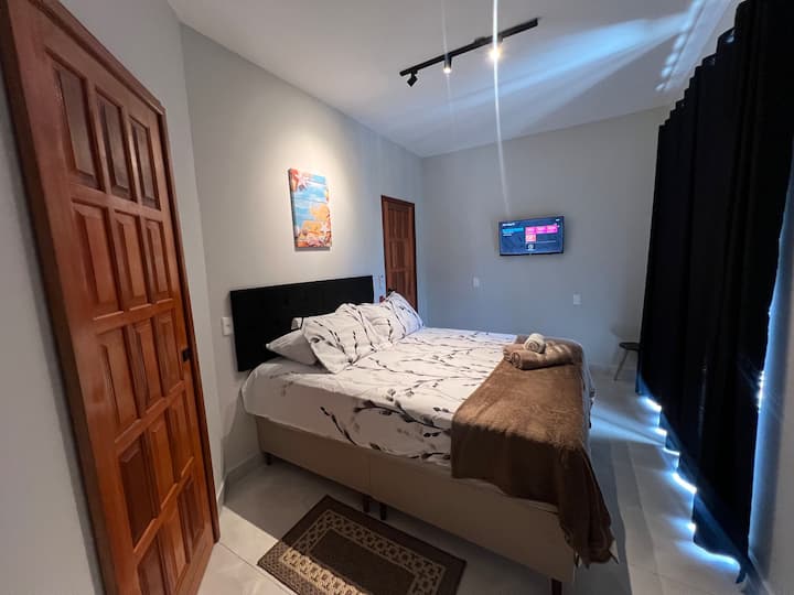 מיטת קווין סייז, מיזוג אוויר, טלוויזיה ומרפסת 