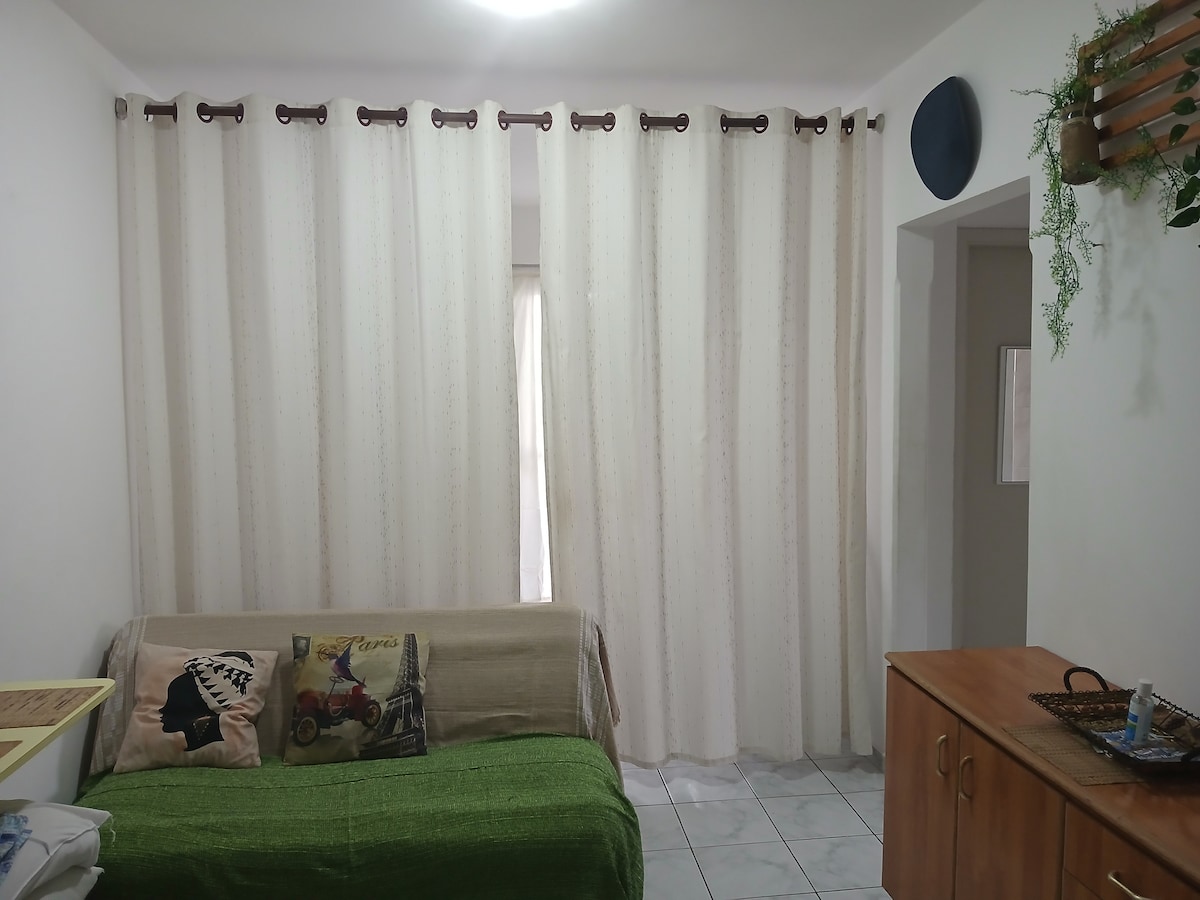 Vista del sofá cama doble, aparador, pufs, mesa retráctil. 