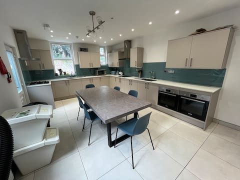 Top Airbnb: Studios close to City Centre in Pendleton & Charlestown