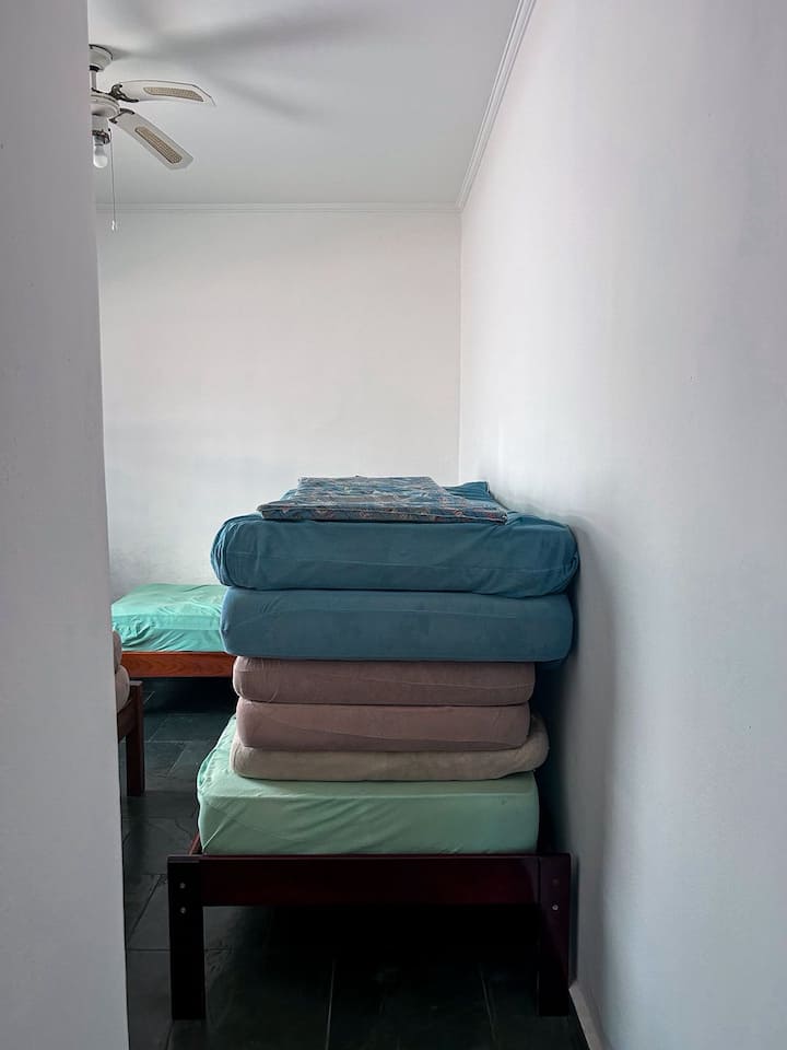 2 единични легла и 5 единични матрака на пода.