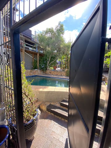 New: 3 bedroom w/pool, braai, garden, top wifi gallery image 2