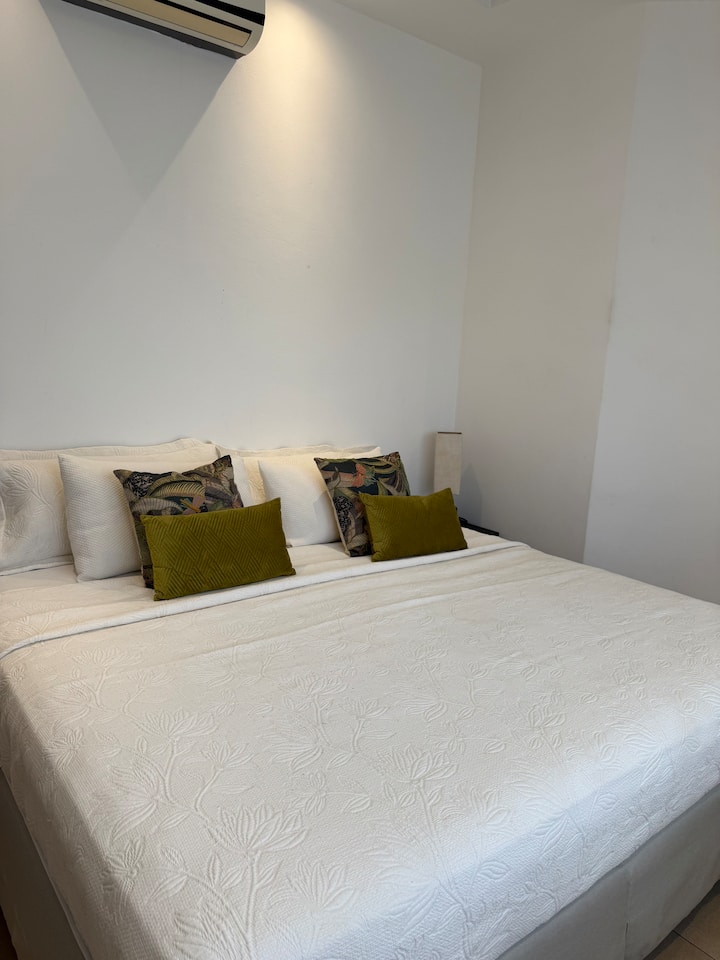 ห้องนอนใหญ่ เตียงคิงไซส์ เครื่องปรับอากาศ ห้องน้ำส่วนตัว 
ม่านทึบ 