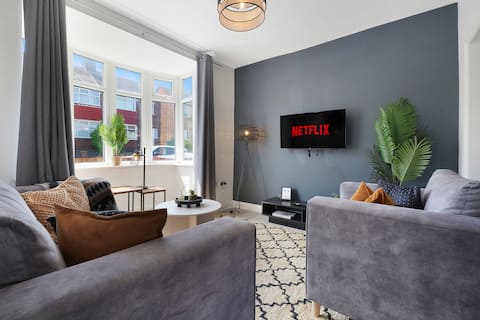 Stylish Norton 3BR| Sleeps 5 by Stay With Us