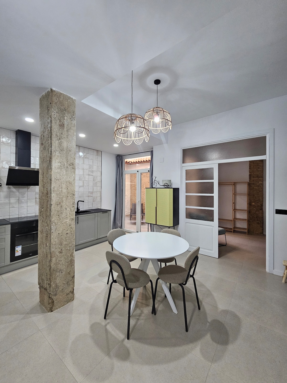 Popular Airbnb listing: Apartment with a patio in downtown Valencia in Extramurs