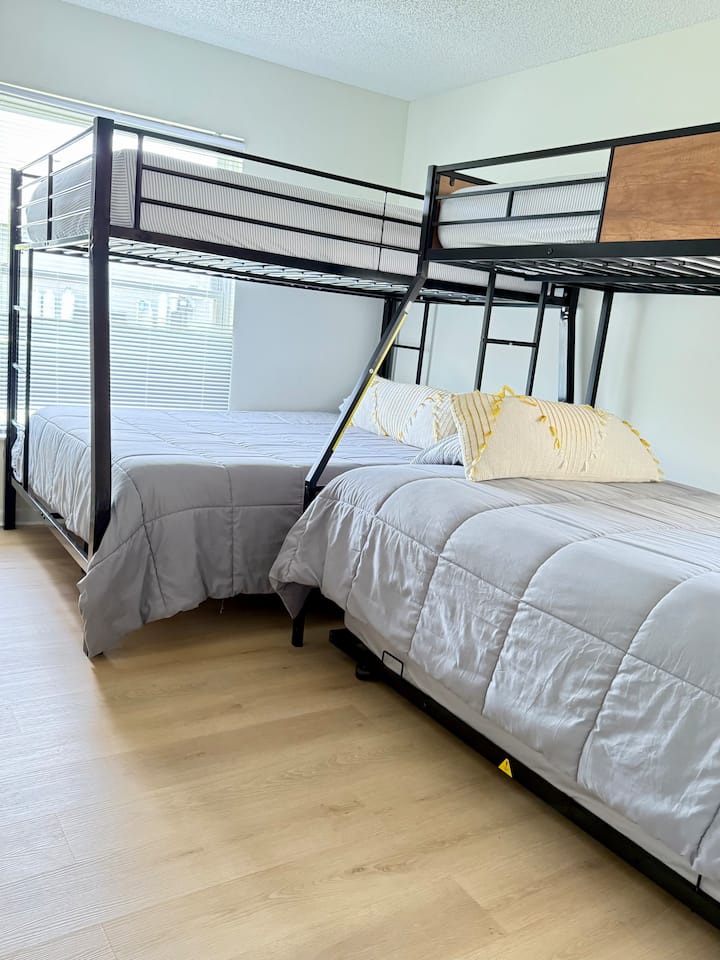 2 ДВУЕТАЖНИ ЛЕГЛА
*Пълно покритие
*Две единични легла върху двойно легло и две единични легла с колела 