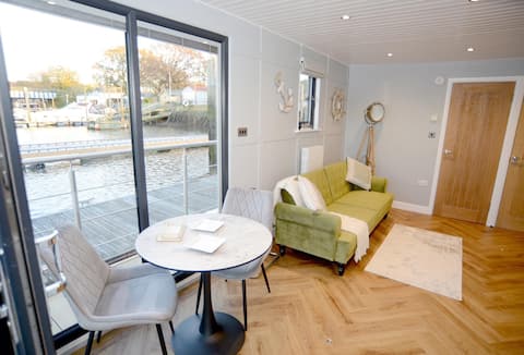Popular Airbnb listing: Rivers stays with hot tub in City Of Southampton