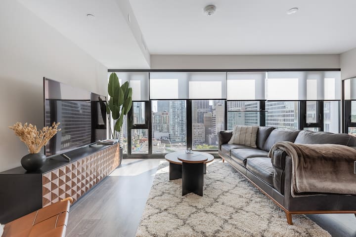 Luxury Yorkville Condo w/ Parking | Prime Location