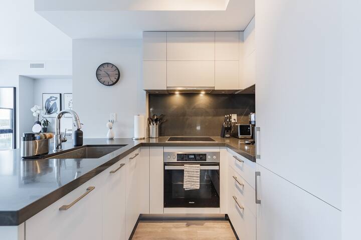 Luxury Yorkville Condo w/ Parking | Prime Location gallery image 5