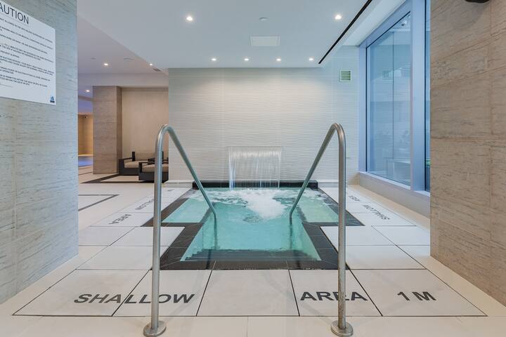 Luxury Yorkville Condo w/ Parking | Prime Location gallery image 3