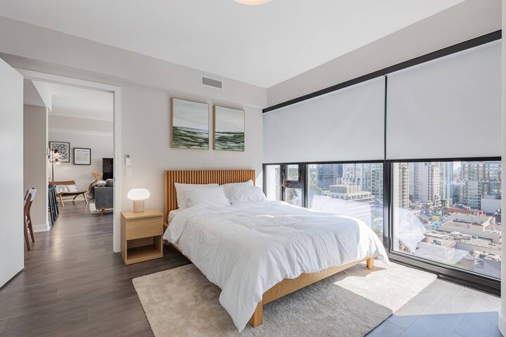 Luxury Yorkville Condo w/ Parking | Prime Location gallery image 2