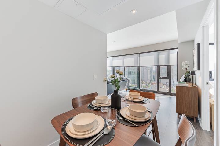 Luxury Yorkville Condo w/ Parking | Prime Location gallery image 4