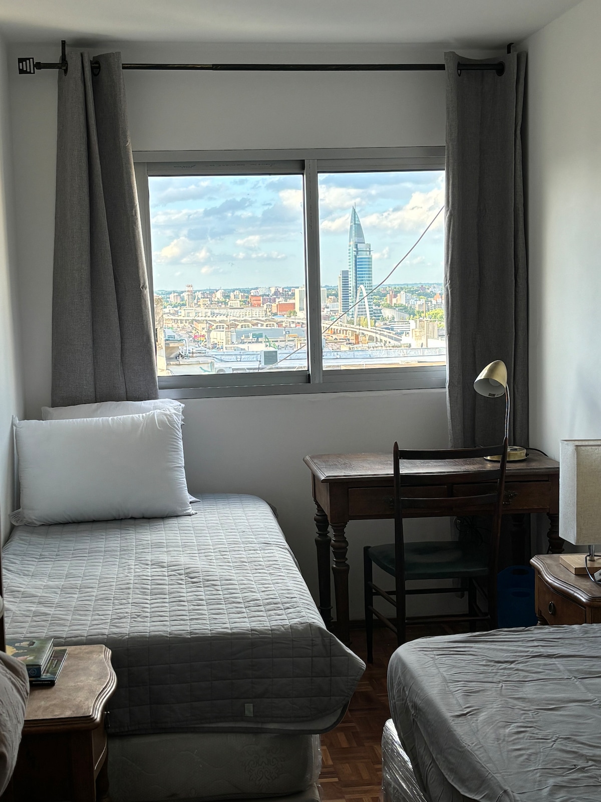 Соба со два кревета и дополнителен душек и биро за работа