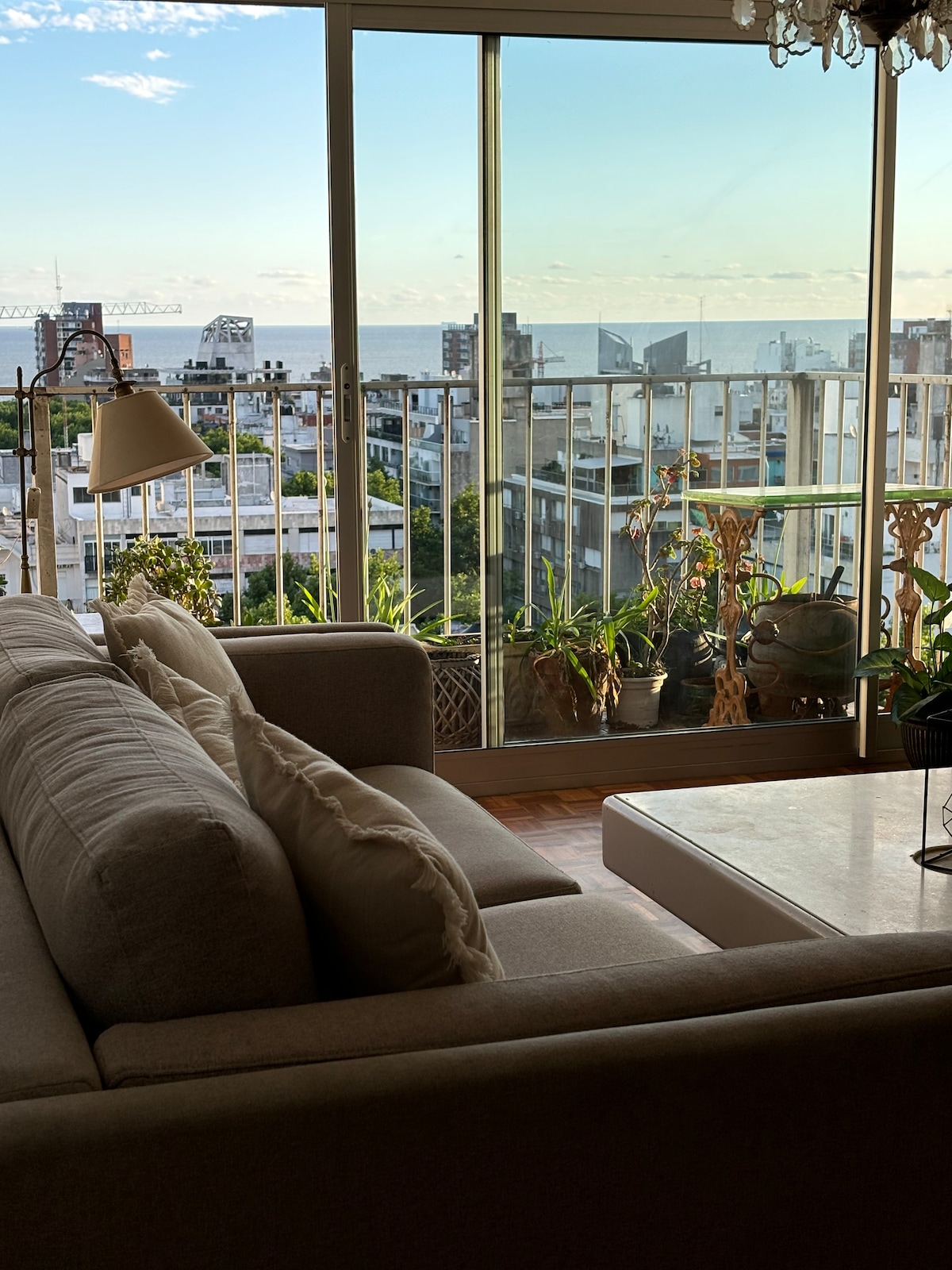 Сместено на 12-тиот кат, има прекрасен поглед кон градот и морето