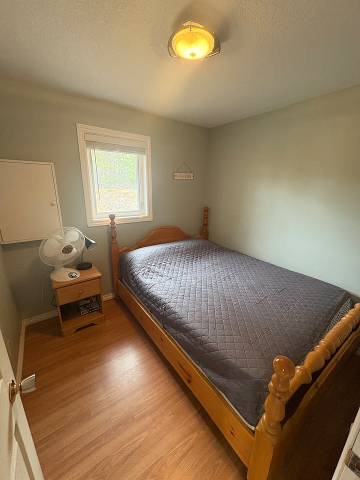 חדר שינה עם באנקי